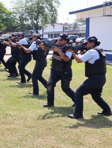 Cadetes de la Academia de Policía del Estado de Tabasco realizan prácticas operativas y físicas durante su formación profesional.