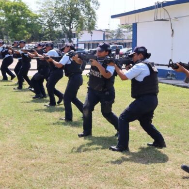 Cadetes de la Academia de Policía del Estado de Tabasco realizan prácticas operativas y físicas durante su formación profesional.