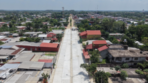 Vista aérea de la calle Miguel Hidalgo pavimentada con concreto hidráulico en Estación Chontalpa, Huimanguillo