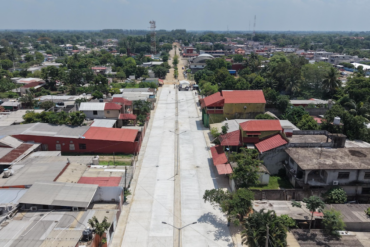 Vista aérea de la calle Miguel Hidalgo pavimentada con concreto hidráulico en Estación Chontalpa, Huimanguillo