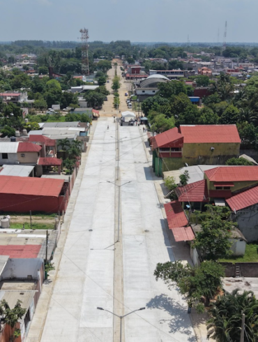 Vista aérea de la calle Miguel Hidalgo pavimentada con concreto hidráulico en Estación Chontalpa, Huimanguillo
