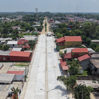 Vista aérea de la calle Miguel Hidalgo pavimentada con concreto hidráulico en Estación Chontalpa, Huimanguillo