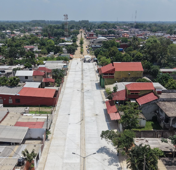 Vista aérea de la calle Miguel Hidalgo pavimentada con concreto hidráulico en Estación Chontalpa, Huimanguillo