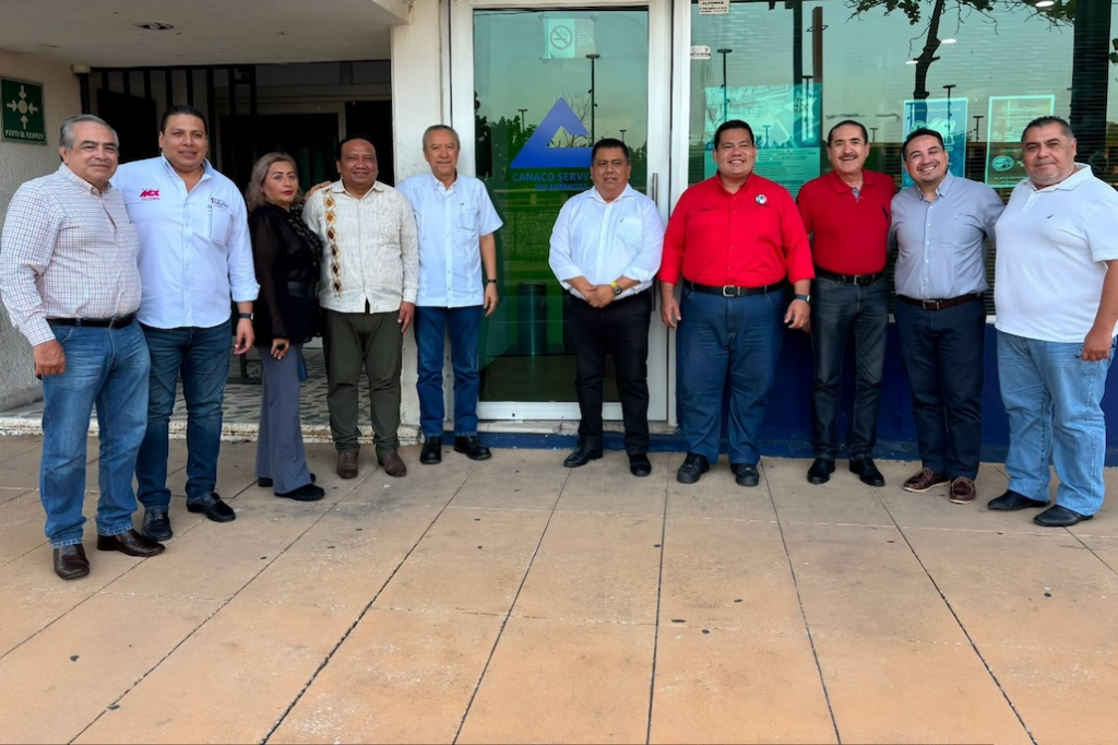 Dirigentes políticos y representantes empresariales posan afuera de las oficinas de Canaco Servytur Villahermosa.