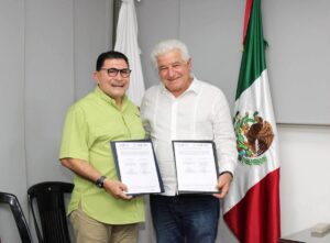 Autoridades durante la firma del convenio para fortalecer la capacitación de servidores públicos y mejorar la atención ciudadana en Tabasco.