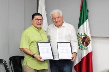 Autoridades durante la firma del convenio para fortalecer la capacitación de servidores públicos y mejorar la atención ciudadana en Tabasco.