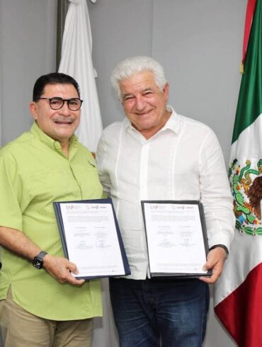 Autoridades durante la firma del convenio para fortalecer la capacitación de servidores públicos y mejorar la atención ciudadana en Tabasco.