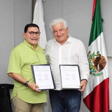 Autoridades durante la firma del convenio para fortalecer la capacitación de servidores públicos y mejorar la atención ciudadana en Tabasco.