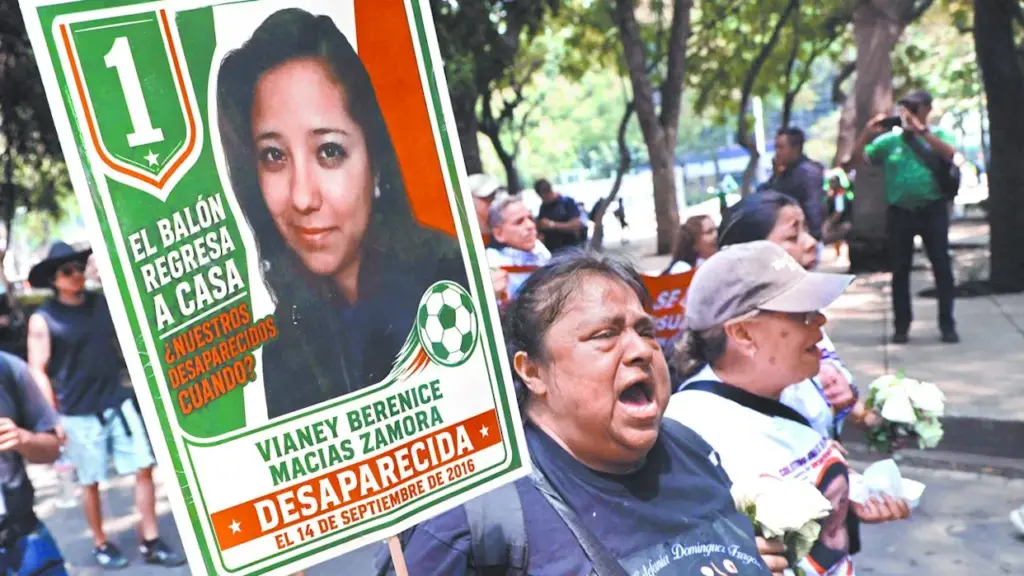 Mujer sostiene un cartel con la foto de Vianey Berenice Macías Zamora, desaparecida desde el 14 de septiembre de 2016