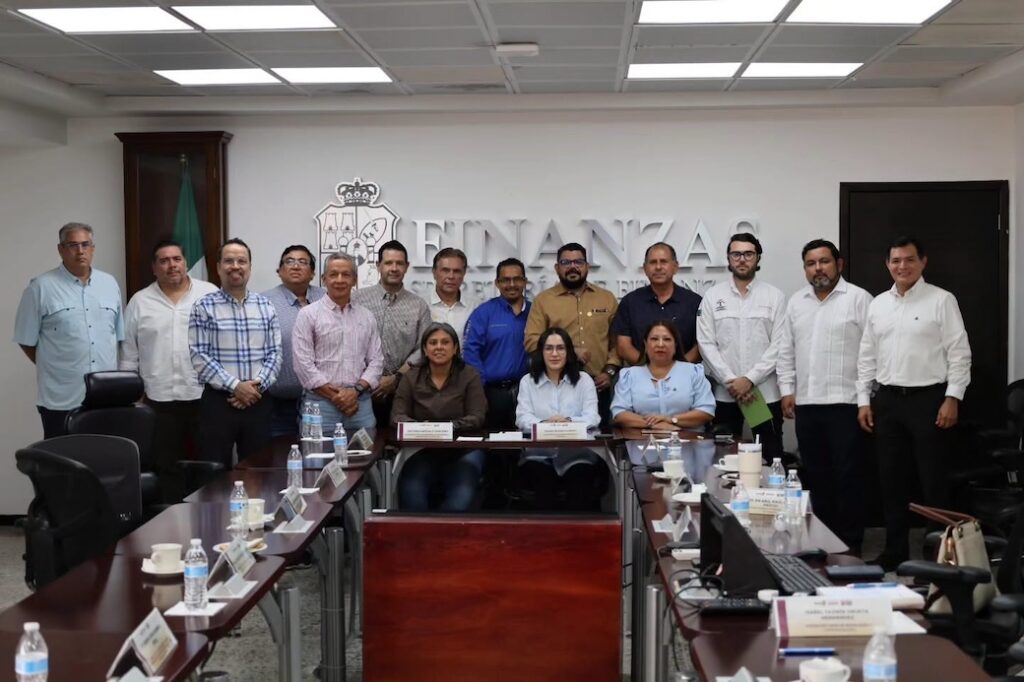 Integrantes del CCET, cámaras empresariales y funcionarias de Tabasco reunidos por Villahermosa 2030