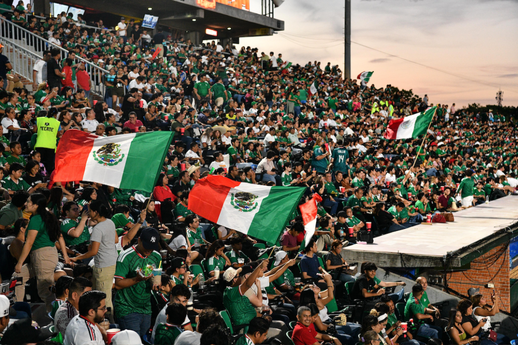 Aficionados ondean banderas de México en las gradas del Estadio Centenario 27 de Febrero durante el partido de México contra Ecuador en el Mundial 2026
