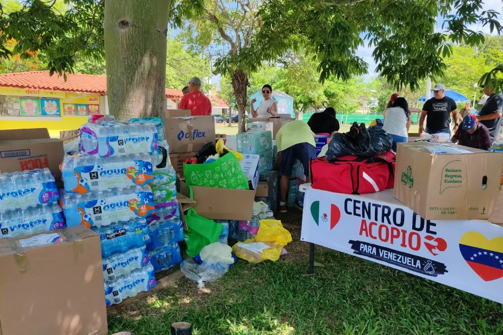 Voluntarios organizan víveres en el centro de acopio para Venezuela en el parque La Choca