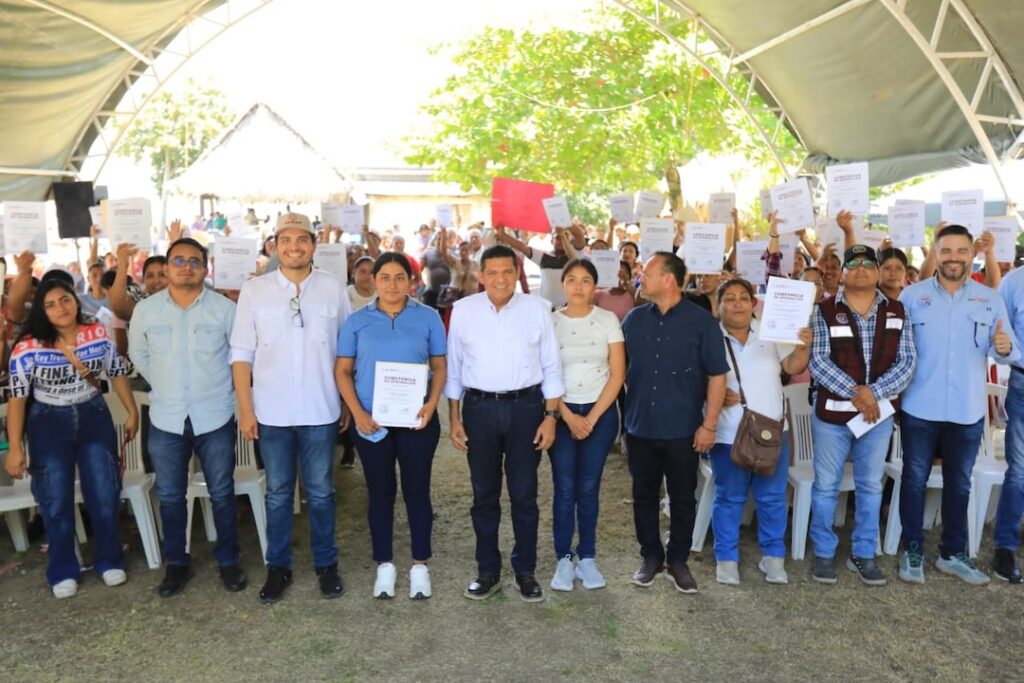 Mujeres ostricultoras muestran sus constancias de incorporación a Pescando Vida en Cárdenas