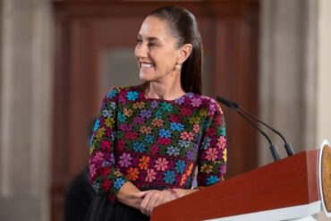 La presidenta Claudia Sheinbaum presenta los 12 indicadores sobre el desempeño de la economía mexicana durante la conferencia matutina.