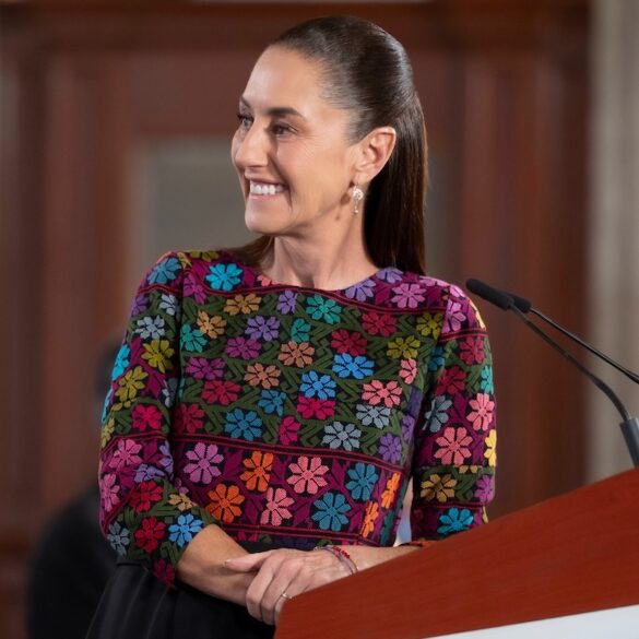 La presidenta Claudia Sheinbaum presenta los 12 indicadores sobre el desempeño de la economía mexicana durante la conferencia matutina.
