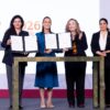 La presidenta Claudia Sheinbaum presenta la iniciativa de Ley General contra el feminicidio durante su conferencia en Palacio Nacional.