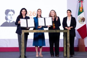 La presidenta Claudia Sheinbaum presenta la iniciativa de Ley General contra el feminicidio durante su conferencia en Palacio Nacional.