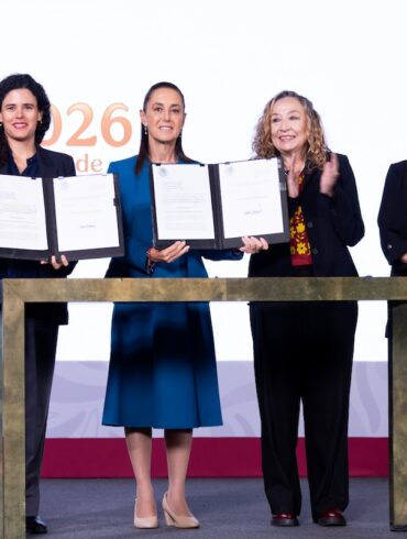 La presidenta Claudia Sheinbaum presenta la iniciativa de Ley General contra el feminicidio durante su conferencia en Palacio Nacional.