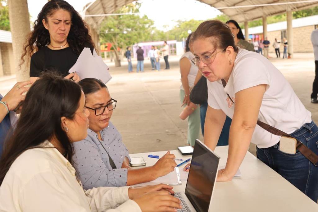 Comerciantes revisan documentos durante el recorrido por el Parque Tabasco
