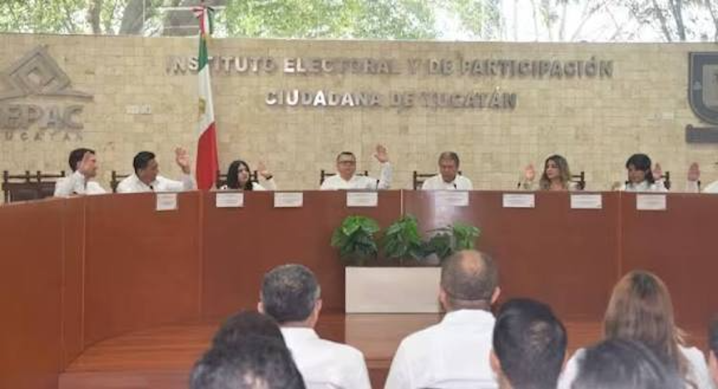 Consejeros del Instituto Electoral y de Participación Ciudadana de Yucatán votan en sesión sobre registros de partidos locales rumbo a 2027.