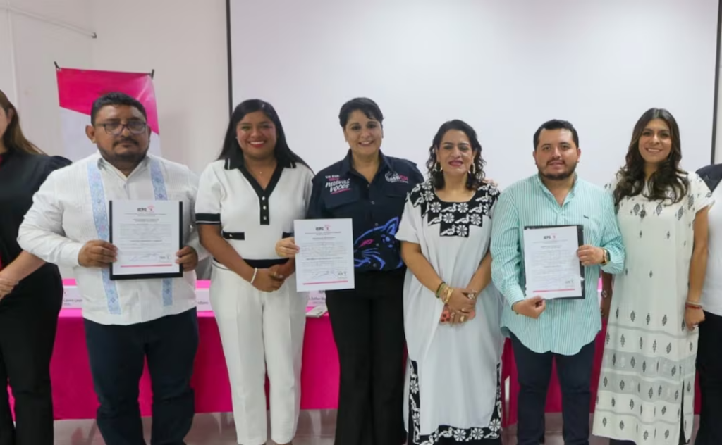 Representantes de nuevos partidos locales en Chiapas posan con constancias entregadas por el instituto electoral estatal rumbo a las elecciones de 2027.