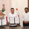 Javier May Rodríguez y María Luisa Albores González muestran el convenio firmado para impulsar el programa de precio justo del cacao en Tabasco.