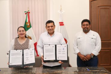 Javier May Rodríguez y María Luisa Albores González muestran el convenio firmado para impulsar el programa de precio justo del cacao en Tabasco.