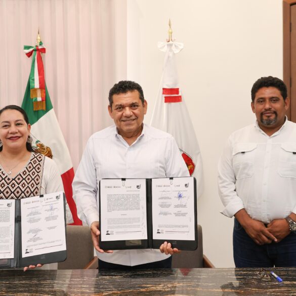 Javier May Rodríguez y María Luisa Albores González muestran el convenio firmado para impulsar el programa de precio justo del cacao en Tabasco.