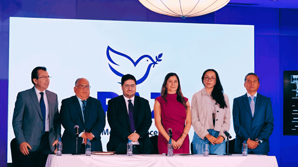 Integrantes de la dirigencia de Partido PAZ posan frente al logotipo del nuevo partido durante su asamblea nacional.