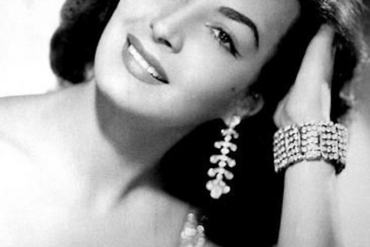 Elsa Aguirre, actriz mexicana de la Época de Oro, en retrato de estudio sonriendo con joyería de la época