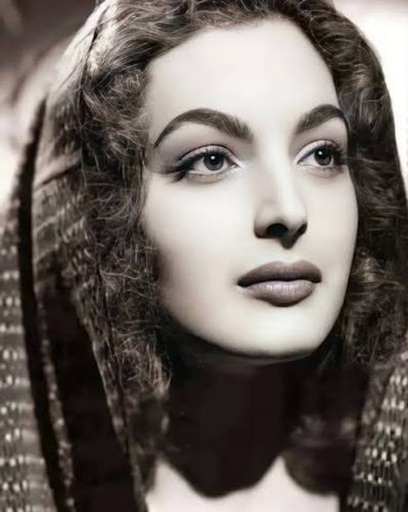 Elsa Aguirre en fotografía de perfil de sus primeros años como actriz en el cine mexicano