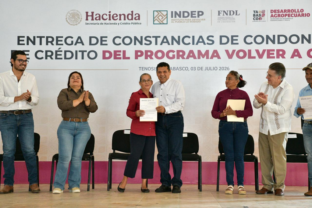 Entrega de cartas de condonación a pequeños productores en Tenosique