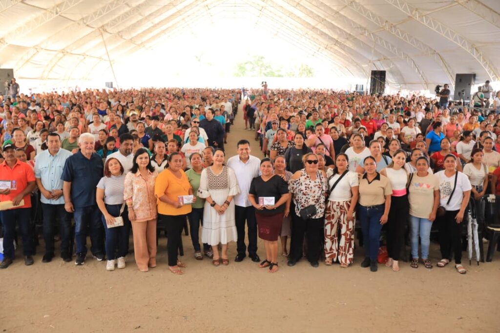 Miles de beneficiarios asisten al evento de entrega de apoyos del programa Bienestar en tu Mesa en el Deportivo Olimpia XXI, en Centro, Tabasco.