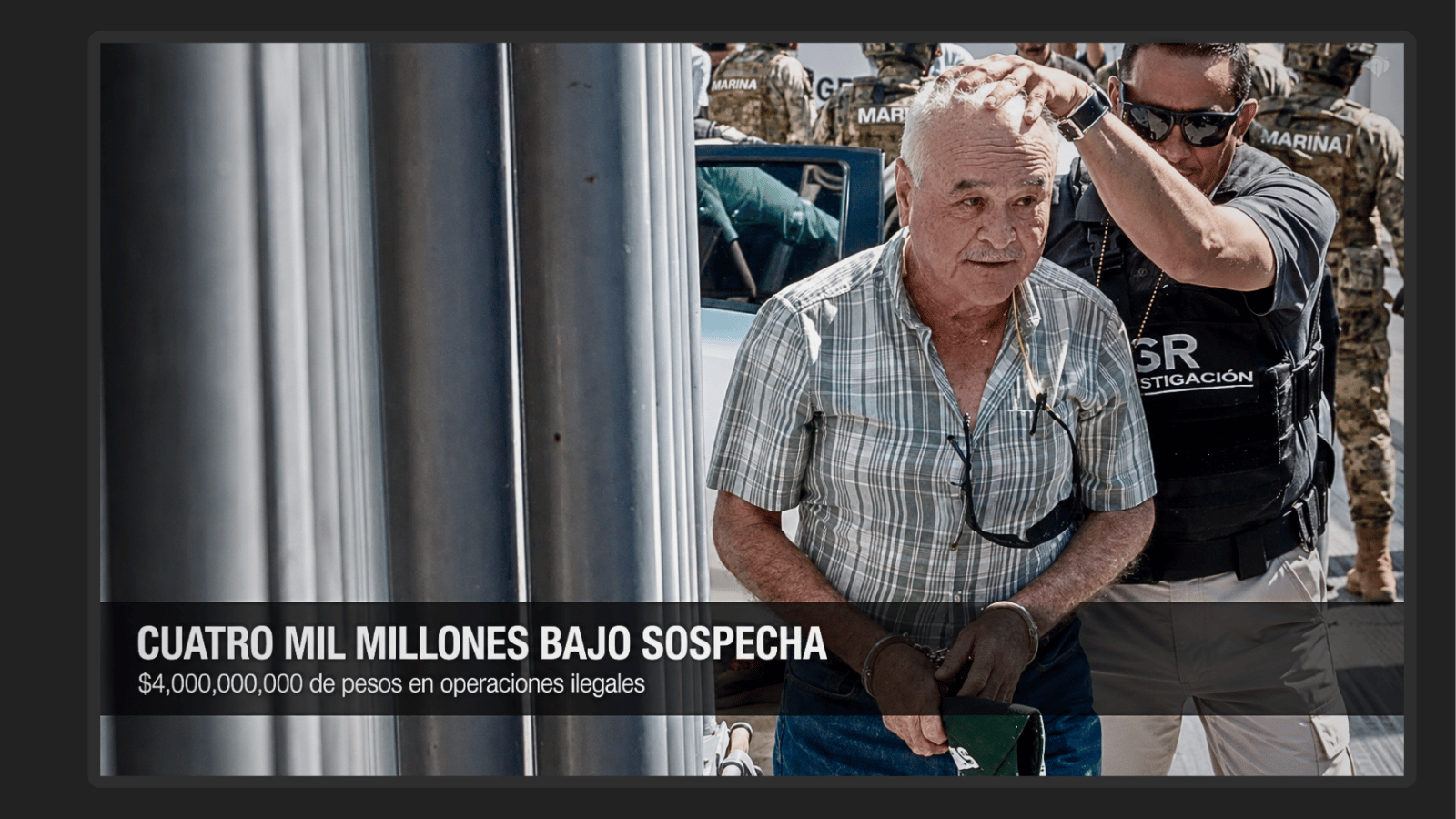 Ernesto Ruffo Appel esposado durante su traslado en Ensenada tras ser detenido por huachicol fiscal