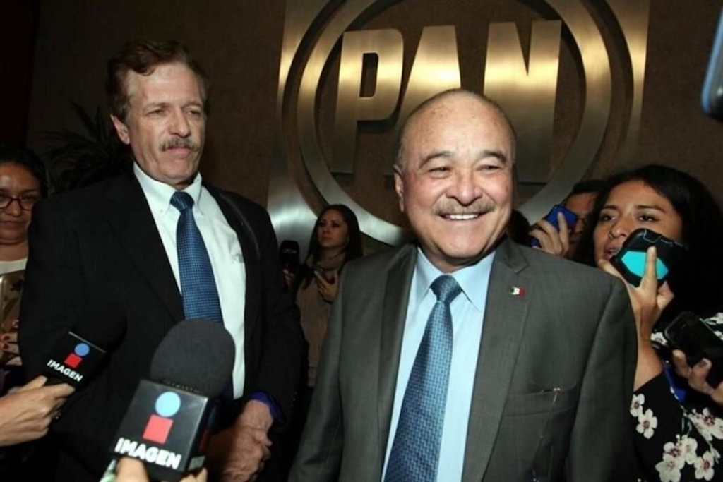 Ernesto Ruffo Appel sonriente en un evento del PAN antes de su ruptura con el partido