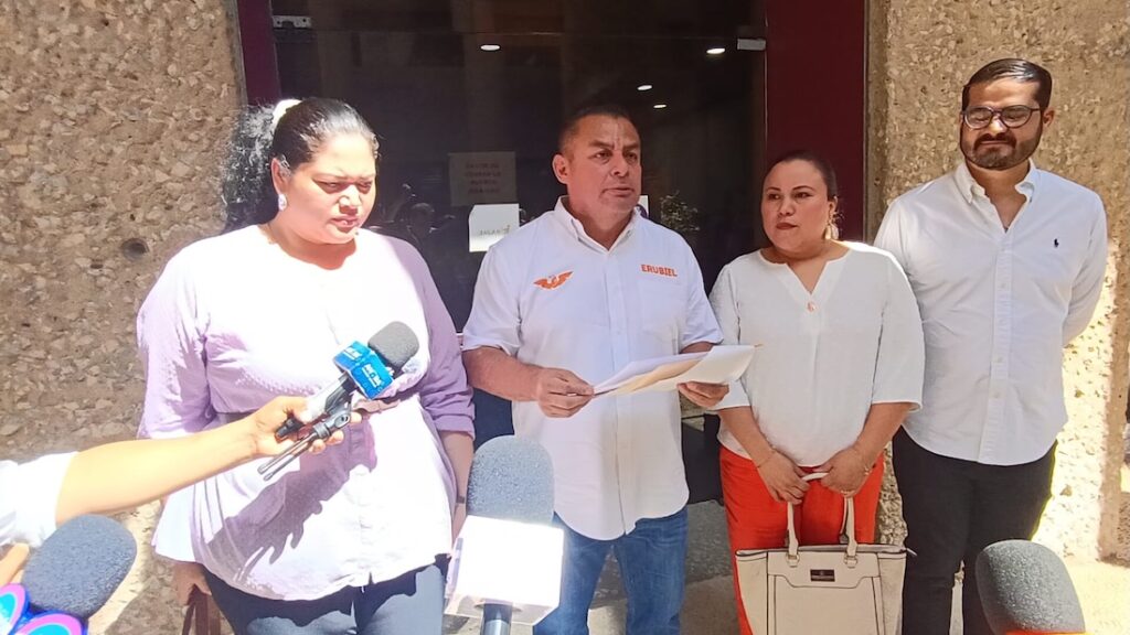 Erubiel Alonso Que ofrece una conferencia de prensa tras presentar una denuncia administrativa por la contratación de la Feria Tabasco 2026.