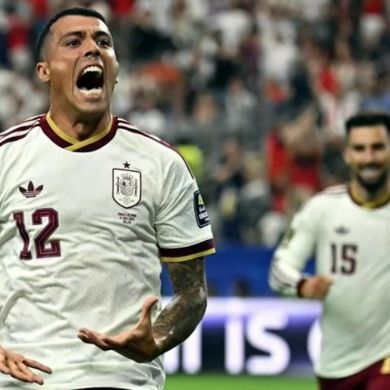 Jugador de la selección de España celebra un gol durante la semifinal del Mundial ante Francia