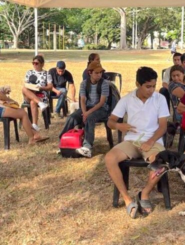 Especialistas realizan una jornada de esterilización gratuita de mascotas en el parque La Choca de Villahermosa, Tabasco.