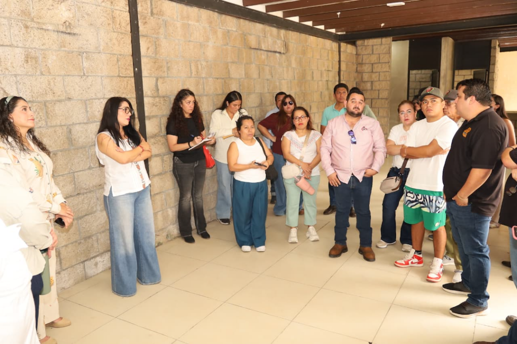 Emprendedores escuchan la explicación sobre los locales del Bailódromo en el Parque Tabasco