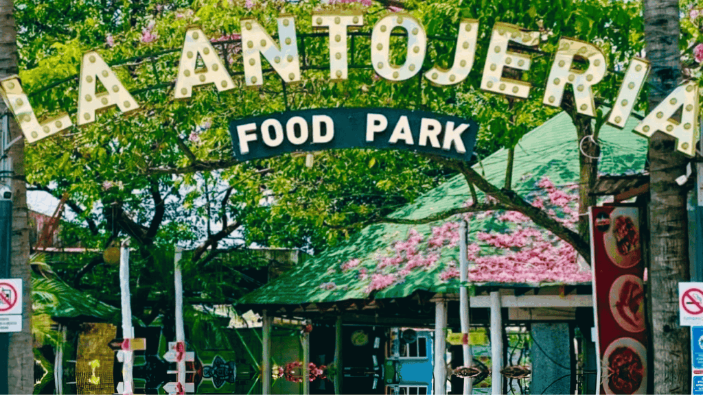 Fachada y acceso principal de La Antojería Food Park en Villahermosa