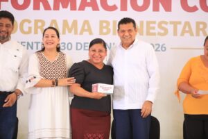 María Luisa Albores y Javier May entregan un vale del programa Bienestar en tu Mesa a una beneficiaria en el municipio de Centro, Tabasco.