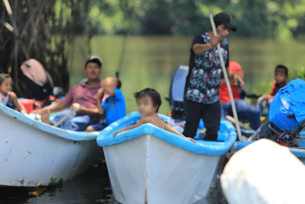 Familias pescadoras permanecen en embarcaciones junto a un embarcadero de Cárdenas