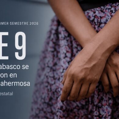 Mujer sentada junto al dato de cinco de nueve feminicidios de Tabasco concentrados en Centro-Villahermosa durante 2026.