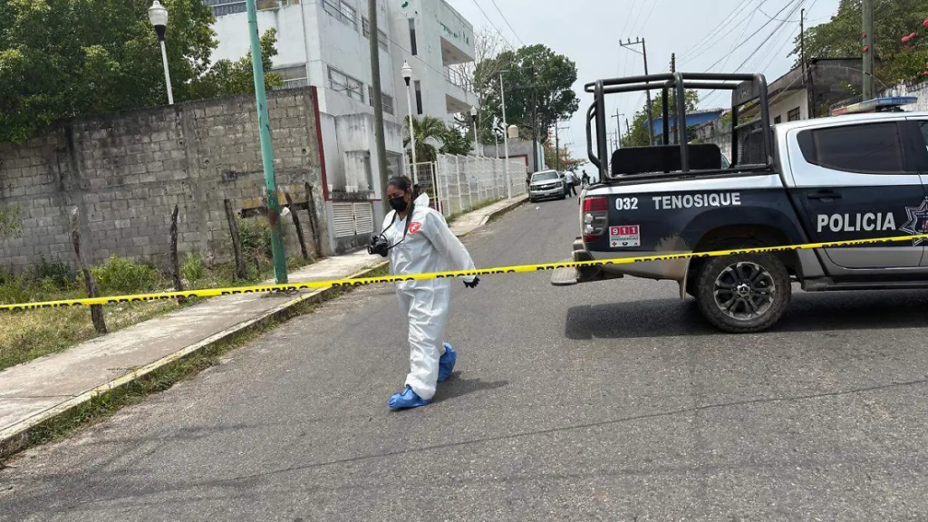 Zona acordonada afuera de la sede de la FGET en Tenosique tras un caso investigado por feminicidio.