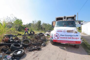 Operativo para retirar llantas y basura de un tiradero clandestino en El Toreo, Atasta, con el objetivo de reducir el riesgo de dengue en Villahermosa.
