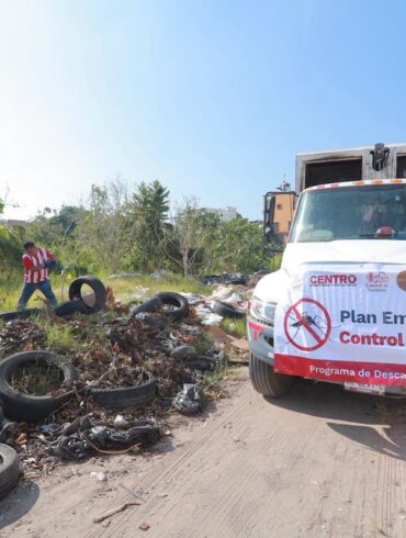 Operativo para retirar llantas y basura de un tiradero clandestino en El Toreo, Atasta, con el objetivo de reducir el riesgo de dengue en Villahermosa.
