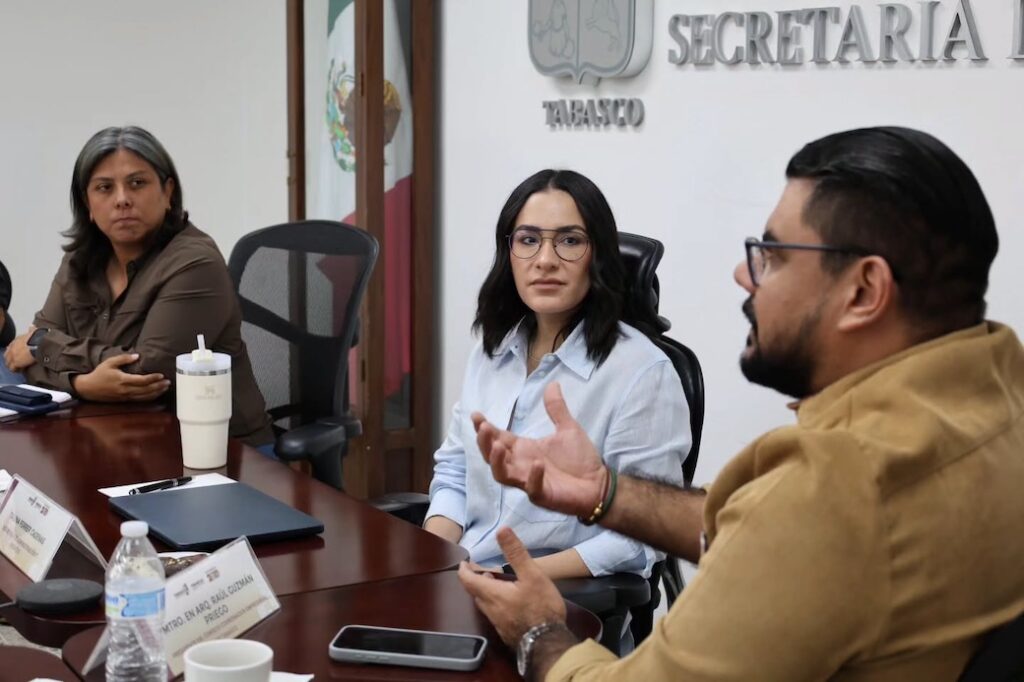 Funcionarias estatales dialogan con un representante empresarial sobre Villahermosa 2030