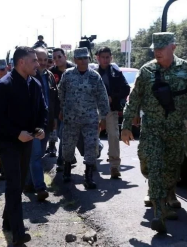 Funcionario estadounidense camina junto a mandos del Ejército y la Marina de México durante un operativo de seguridad