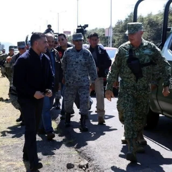 Funcionario estadounidense camina junto a mandos del Ejército y la Marina de México durante un operativo de seguridad
