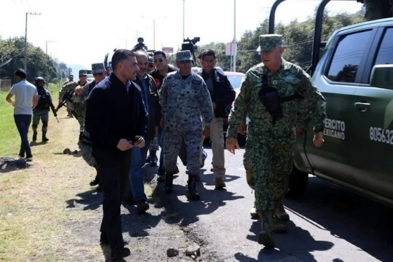 Funcionario estadounidense camina junto a mandos del Ejército y la Marina de México durante un operativo de seguridad